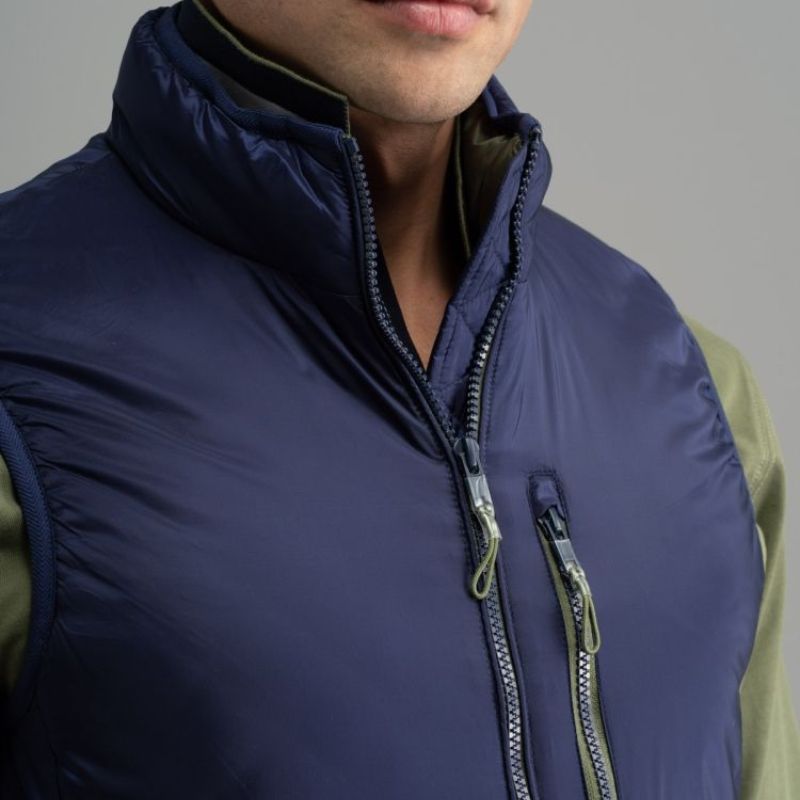 Dettaglio zip di un giubbotto smanicato blu  